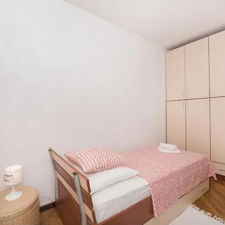 شقة H&m St - Two Bedroom With Balcony