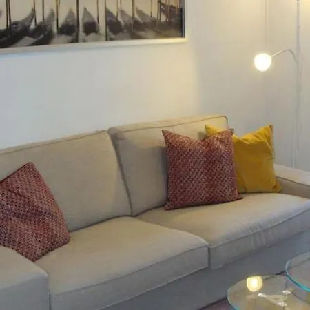 H&m St - Two Bedroom With Balcony Apartamento